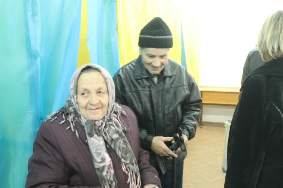 Вибори на Кореї та П'ятничанах: Священик з великим хрестом благословив, а люди не йдуть, фото №12 на сайті 20minut.ua