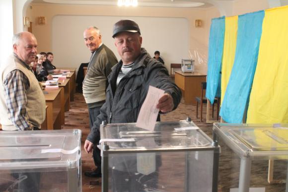 Вибори на Кореї та П'ятничанах: Священик з великим хрестом благословив, а люди не йдуть, фото №4 на сайті 20minut.ua