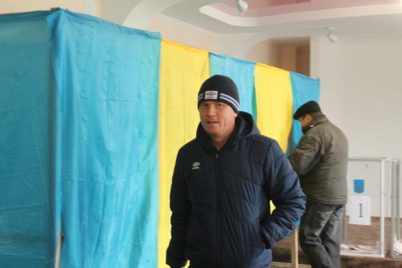 Вибори на Кореї та П'ятничанах: Священик з великим хрестом благословив, а люди не йдуть, фото №6 на сайті 20minut.ua