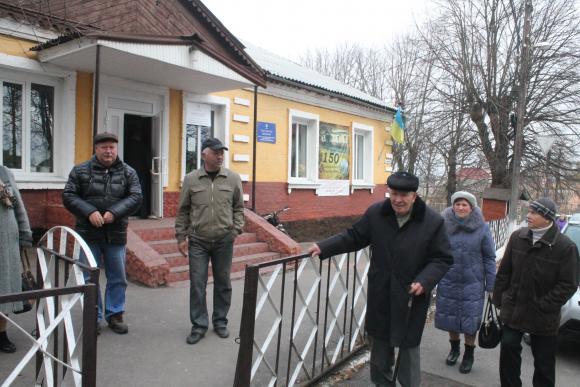Вибори на Кореї та П'ятничанах: Священик з великим хрестом благословив, а люди не йдуть, фото №8 на сайті 20minut.ua
