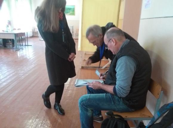 Вибори на Старому місті: спостерігачам ОБСЄ не сподобалась скринька для бюлетенів, фото №1 на сайті 20minut.ua