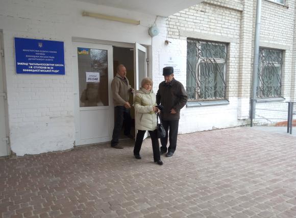 Вибори на Старому місті: спостерігачам ОБСЄ не сподобалась скринька для бюлетенів, фото №3 на сайті 20minut.ua