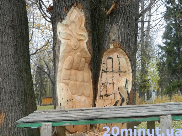 Як тернополянин у парку із мертвого дерева вирізає символ життя, фото №1 на сайті 20minut.ua