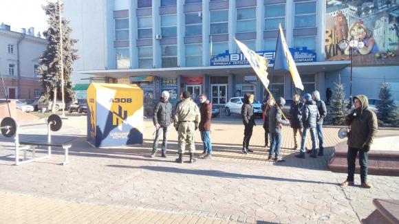 Бійці "Азову" пропонують вінничанам прийняти "50 на груди" на сайті 20minut.ua Бійці "Азову" пропонують вінничанам прийняти "50 на груди", фото №1 на сайті 20minut.ua