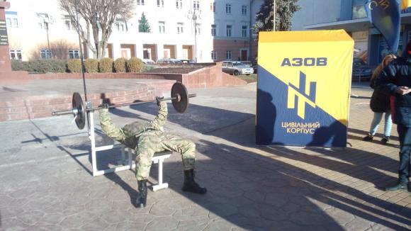 Бійці "Азову" пропонують вінничанам прийняти "50 на груди" на сайті 20minut.ua Бійці "Азову" пропонують вінничанам прийняти "50 на груди", фото №2 на сайті 20minut.ua