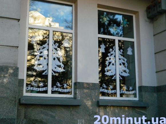 Фото дня: Діти прикрасили вікна шкіл витинанками, фото №1 на сайті 20minut.ua