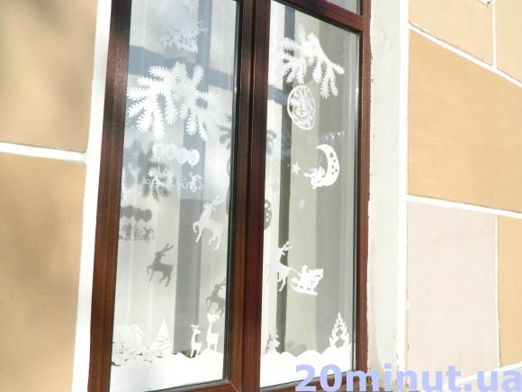 Фото дня: Діти прикрасили вікна шкіл витинанками, фото №2 на сайті 20minut.ua