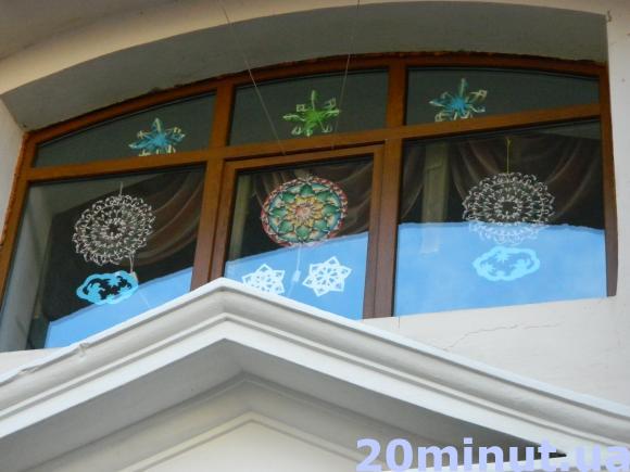 Фото дня: Діти прикрасили вікна шкіл витинанками, фото №3 на сайті 20minut.ua