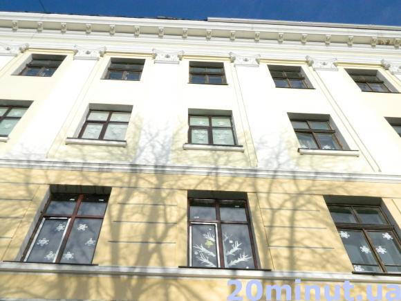 Фото дня: Діти прикрасили вікна шкіл витинанками, фото №4 на сайті 20minut.ua