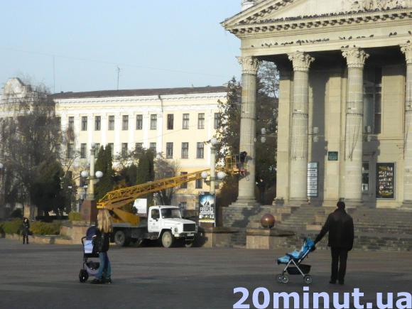 Фото дня: Драмтеатр прикрашають гірляндами, фото №1 на сайті 20minut.ua