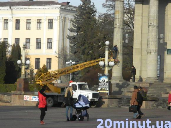 Фото дня: Драмтеатр прикрашають гірляндами, фото №2 на сайті 20minut.ua