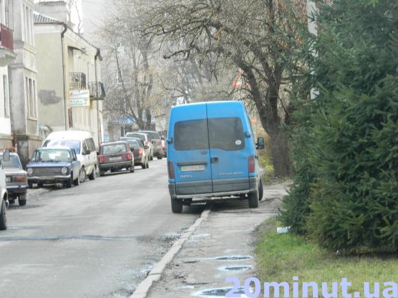 Фото дня: На Барвінських - суцільна автопарковка, фото №1 на сайті 20minut.ua