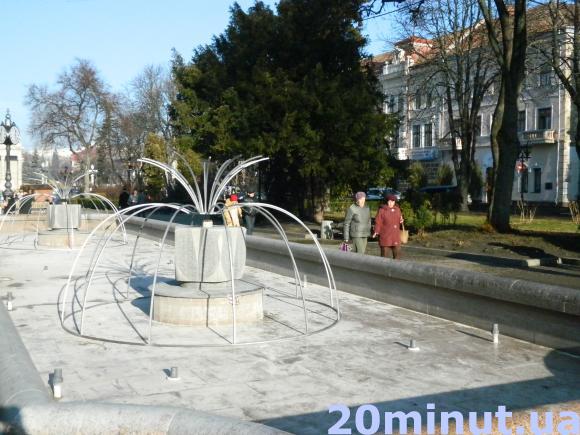 Фото дня: На свята "запрацюють" фонтани, фото №2 на сайті 20minut.ua