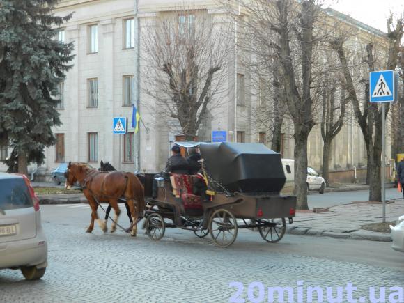 Фото дня: На Театралці катають на конях, фото №1 на сайті 20minut.ua