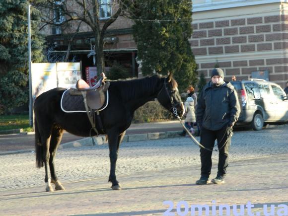 Фото дня: На Театралці катають на конях, фото №2 на сайті 20minut.ua