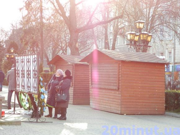 Фото дня: На Театралці встановили дерев’яні кіоски для святкової торгівлі, фото №2 на сайті 20minut.ua