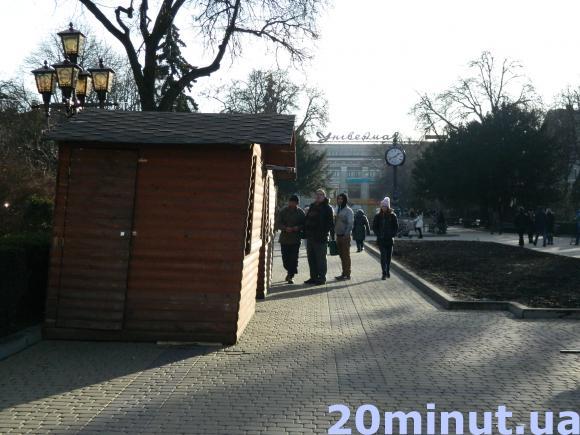 Фото дня: На Театралці встановили дерев’яні кіоски для святкової торгівлі, фото №3 на сайті 20minut.ua
