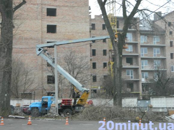 Фото дня: Обрізають дерева на Дубовецькій, фото №2 на сайті 20minut.ua