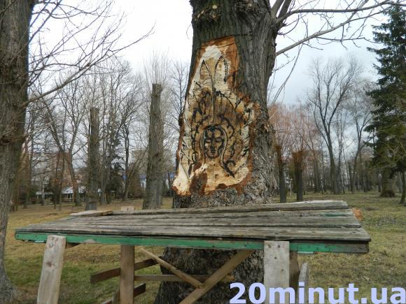 Фото дня: В парку Шевченка в дереві вирізають янгола, фото №1 на сайті 20minut.ua