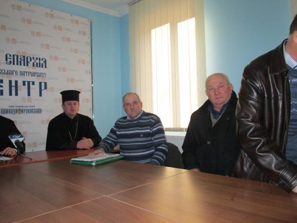 Громаду УПЦ КП у Кутах не пускають до церкви, фото №1 на сайті 20minut.ua