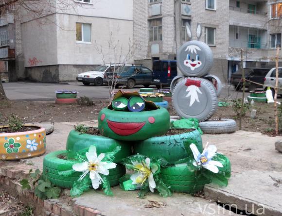 Хмельничани прикрашають свої двори лебедями із шин та квітами із пластикових пляшок, фото №2 на сайті vsim.ua