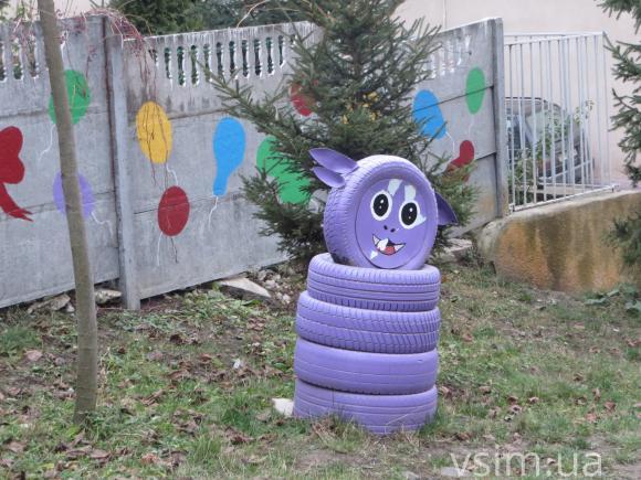 Хмельничани прикрашають свої двори лебедями із шин та квітами із пластикових пляшок, фото №3 на сайті vsim.ua