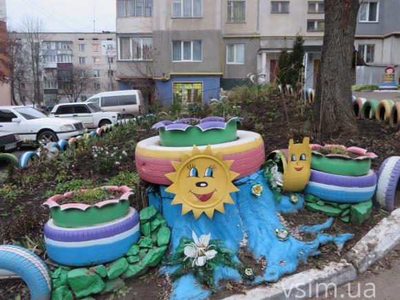 Хмельничани прикрашають свої двори лебедями із шин та квітами із пластикових пляшок, фото №9 на сайті vsim.ua