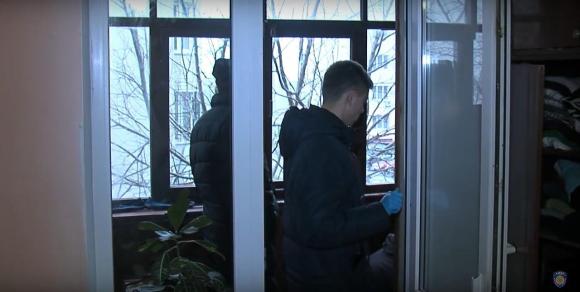 Мешканці дому, де забетонували убиту жінку, чули трупний запах ще два місяці тому, фото №1 на сайті 20minut.ua