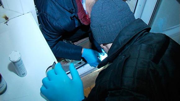Мешканці дому, де забетонували убиту жінку, чули трупний запах ще два місяці тому, фото №3 на сайті 20minut.ua