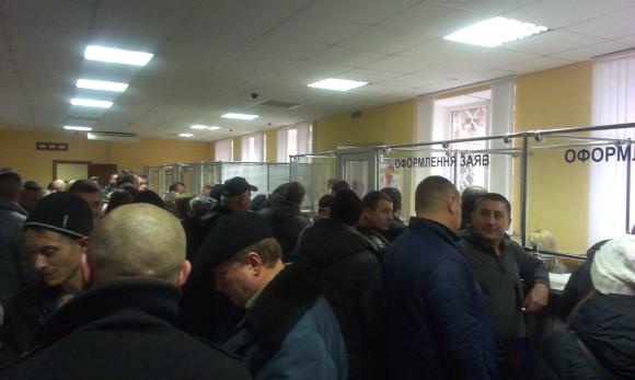 Щоб зареєструвати авто, люди стоять в черзі по кілька днів на сайті 20minut.ua Щоб зареєструвати авто, люди стоять в черзі по кілька днів, фото №2 на сайті 20minut.ua