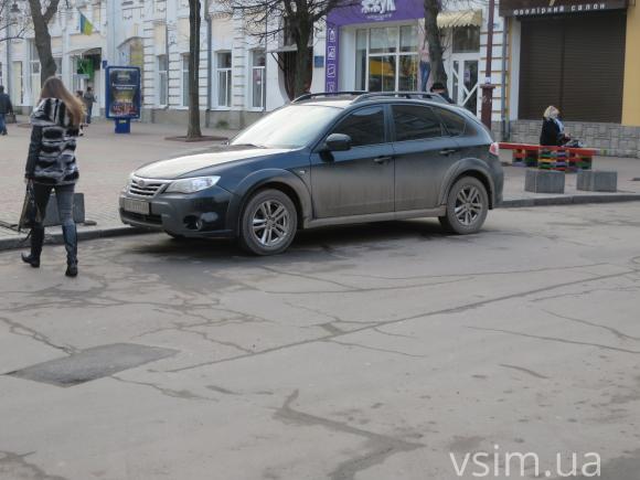 Стихійні парковки у Хмельницькому "повісять" на нову поліцію, фото №2 на сайті vsim.ua