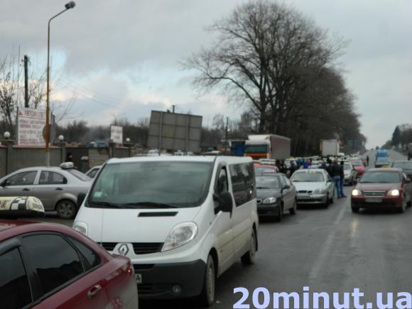 Тернопільські таксисти зустрічають загиблу колегу на Збаразькому повороті, фото №1 на сайті 20minut.ua