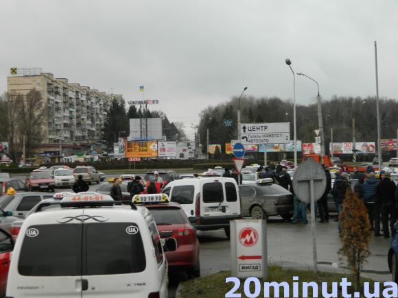 Тернопільські таксисти зустрічають загиблу колегу на Збаразькому повороті, фото №2 на сайті 20minut.ua