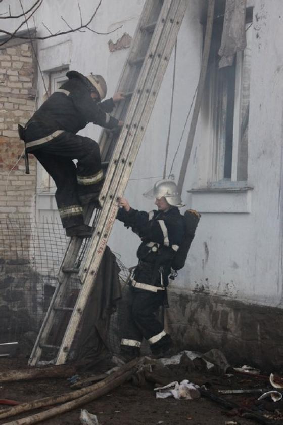 В Гнівані горів будинок, в якому були мати та однорічна донька, фото №1 на сайті 20minut.ua