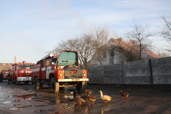 В Гнівані горів будинок, в якому були мати та однорічна донька, фото №2 на сайті 20minut.ua
