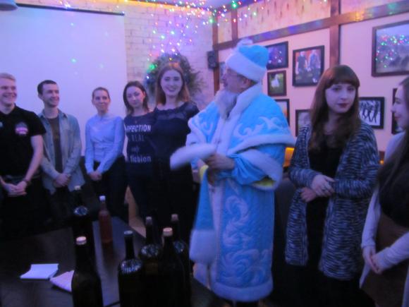 Вінничани дегустували вино від вінницького Діда Мороза Олександра Шемета, фото №1 на сайті 20minut.ua