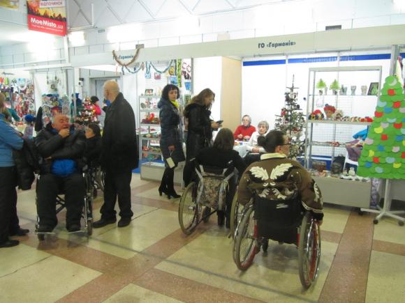Вінничани в Експоцентрі купують новорічні іграшки та допомагають армії, фото №1 на сайті 20minut.ua
