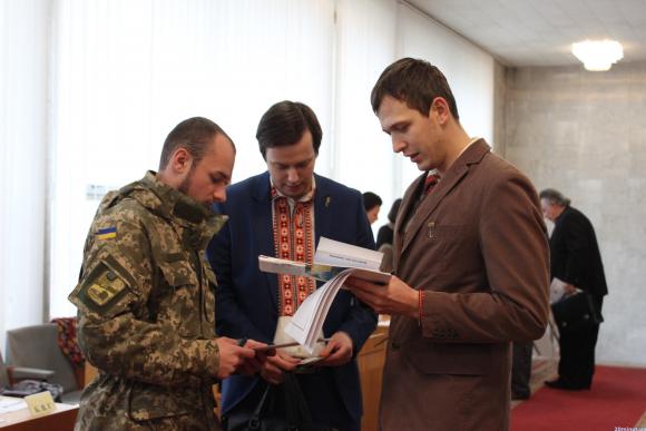 Як новообрані депутати облради на свою першу сесію збирались (ФОТОРЕПОРТАЖ), фото №1 на сайті 20minut.ua