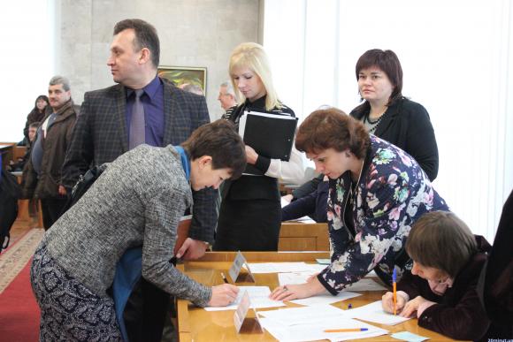 Як новообрані депутати облради на свою першу сесію збирались (ФОТОРЕПОРТАЖ), фото №3 на сайті 20minut.ua