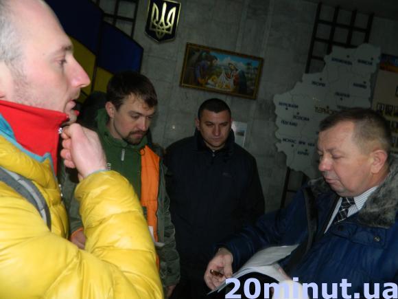 Активісти і туристи пікетують “білий дім” у Тернополі через ГЕС на Дністрі (ОНОВЛЕНО), фото №1 на сайті 20minut.ua