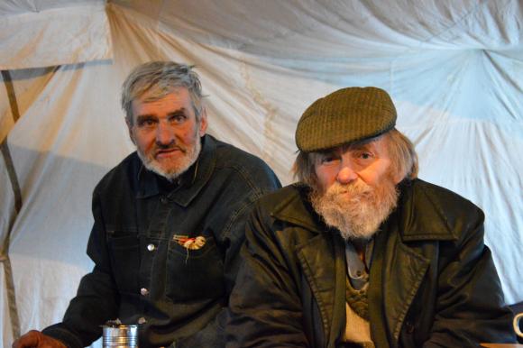 Безхатченки зігріваються вогнем і склянкою горілки. Не завадить теплий одяг, фото №2 на сайті 20minut.ua