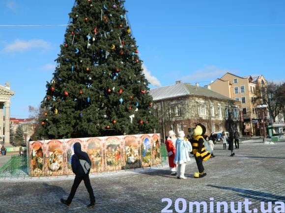 Фото дня: театралкою гуляють казкові персонажі, фото №1 на сайті 20minut.ua