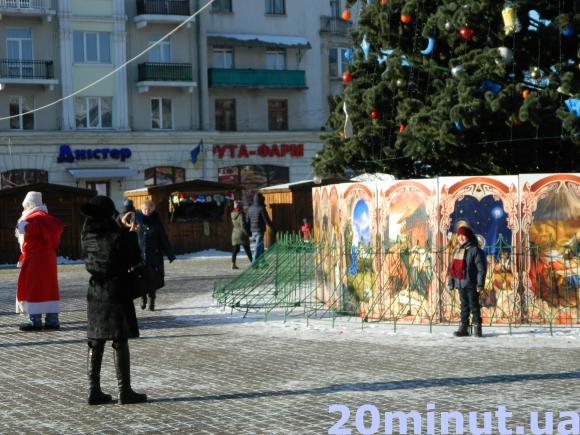 Фото дня: Тернополяни фотографуються біля центральної ялинки, фото №1 на сайті 20minut.ua