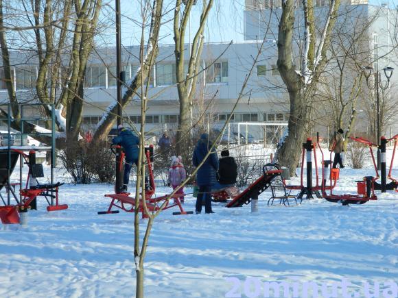 Фото дня: Тернополяни займаються на тренажерах в парку, фото №1 на сайті 20minut.ua