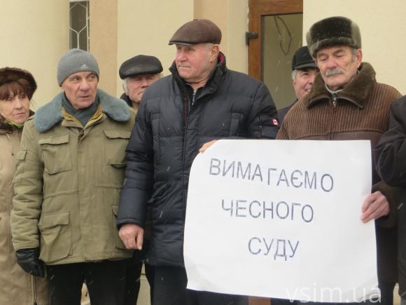 Хмельничанин влаштував мітинг під міськрайонним судом. Просить повернути квартиру, фото №2 на сайті vsim.ua