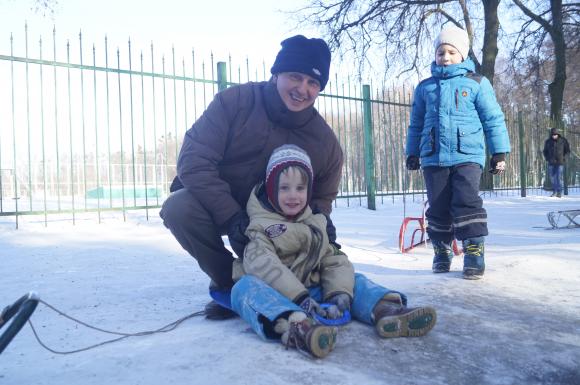 Канікули продовжили. Школярі катаються на "таблетках", фото №2 на сайті 20minut.ua