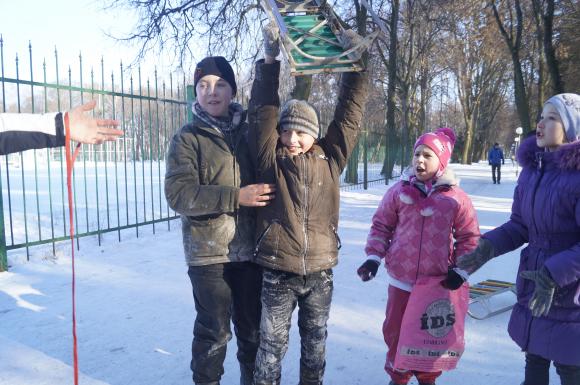 Канікули продовжили. Школярі катаються на "таблетках", фото №3 на сайті 20minut.ua