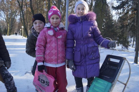 Канікули продовжили. Школярі катаються на "таблетках", фото №4 на сайті 20minut.ua