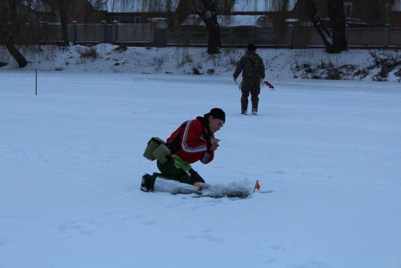 Лід тріщить під ногами і ви вже під крижаною водою. Що робити?, фото №2 на сайті 20minut.ua