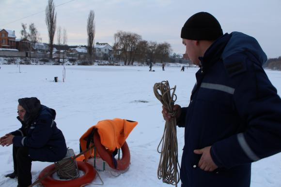 Лід тріщить під ногами і ви вже під крижаною водою. Що робити?, фото №3 на сайті 20minut.ua